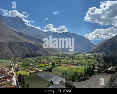 Ollantaytambo, Pérou. Vestiges d'une civilisation ancienne. Une belle vallée verdoyante dans les montagnes Banque D'Images
