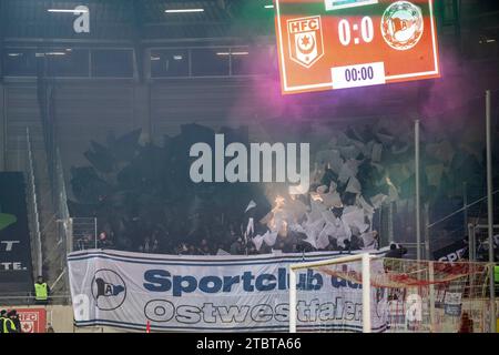 Halle, Deutschland. 08 décembre 2023. Halle, Deutschland 08. Dezember 2023 : 3.Liga - 2023/2024 - Hallescher FC vs DSC Arminia Bielefeld fans von Bielefeld im Fanblock zünden /// les règlements DFB interdisent toute utilisation de photographies comme séquences d'images et/ou quasi-vidéo. /// crédit : dpa/Alamy Live News Banque D'Images