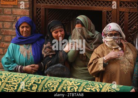 Srinagar Cachemire, Inde. 08 décembre 2023. Parents et voisins pleurent lorsqu'ils assistent à la procession funéraire de l'inspecteur de la police indienne Masroor Ahmad Wani tué à Srinagar. Wani a été grièvement blessé lorsque des militants ont tiré sur lui près de la région d'Eidgah dans le Cachemire central Srinagar le 29 octobre 2023, et a succombé à ses blessures à l'Institut All India des sciences médicales (AIIMS) à Delhi le 07 décembre 2023. Le 08 décembre 2023, Srinagar Cachemire, Inde. (Image de crédit : © Firdous Nazir/eyepix via ZUMA Press Wire) USAGE ÉDITORIAL SEULEMENT! Non destiné à UN USAGE commercial ! Banque D'Images