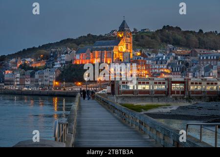 France, Normandie, le Tréport, vue depuis la jetée du phare jusqu'à la ville et l'église Saint-Jacques illuminée, crépuscule, vue nocturne Banque D'Images