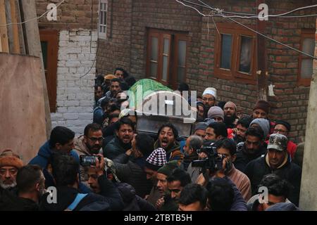 Srinagar Cachemire, Inde. 08 décembre 2023. Les Cachemiris portent le cercueil contenant le corps de l'inspecteur de police indien Masroor Ahmad Wani tué lors de son cortège funèbre à Srinagar. Wani a été grièvement blessé lorsque des militants ont tiré sur lui près de la région d'Eidgah dans le Cachemire central Srinagar le 29 octobre 2023, et a succombé à ses blessures à l'Institut All India des sciences médicales (AIIMS) à Delhi le 07 décembre 2023. Le 08 décembre 2023, Srinagar Cachemire, Inde. (Image de crédit : © Firdous Nazir/eyepix via ZUMA Press Wire) USAGE ÉDITORIAL SEULEMENT! Non destiné à UN USAGE commercial ! Banque D'Images