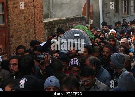 Srinagar Cachemire, Inde. 08 décembre 2023. Les Cachemiris portent le cercueil contenant le corps de l'inspecteur de police indien Masroor Ahmad Wani tué lors de son cortège funèbre à Srinagar. Wani a été grièvement blessé lorsque des militants ont tiré sur lui près de la région d'Eidgah dans le Cachemire central Srinagar le 29 octobre 2023, et a succombé à ses blessures à l'Institut All India des sciences médicales (AIIMS) à Delhi le 07 décembre 2023. Le 08 décembre 2023, Srinagar Cachemire, Inde. (Image de crédit : © Firdous Nazir/eyepix via ZUMA Press Wire) USAGE ÉDITORIAL SEULEMENT! Non destiné à UN USAGE commercial ! Banque D'Images