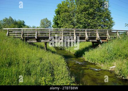 Allemagne, Bavière, haute-Bavière, Neuötting, aire de loisirs, AM Bärenbach, pont en bois, passerelle, ruisseau, arbres à feuilles caduques, meadow Banque D'Images