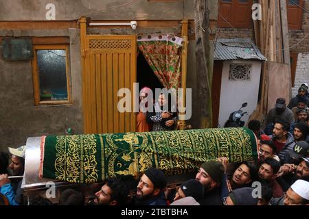 Srinagar Cachemire, Inde. 08 décembre 2023. Les Cachemiris portent le cercueil contenant le corps de l'inspecteur de police indien Masroor Ahmad Wani tué lors de son cortège funèbre à Srinagar. Wani a été grièvement blessé lorsque des militants ont tiré sur lui près de la région d'Eidgah dans le Cachemire central Srinagar le 29 octobre 2023, et a succombé à ses blessures à l'Institut All India des sciences médicales (AIIMS) à Delhi le 07 décembre 2023. Le 08 décembre 2023, Srinagar Cachemire, Inde. (Image de crédit : © Firdous Nazir/eyepix via ZUMA Press Wire) USAGE ÉDITORIAL SEULEMENT! Non destiné à UN USAGE commercial ! Banque D'Images