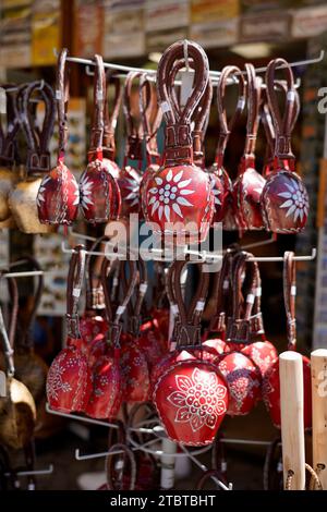 Allemagne, Bavière, haute-Bavière, Berchtesgaden, Schönau am Königssee, magasin de souvenirs, stand de vente, souvenirs, cloches, peint, extérieur Banque D'Images