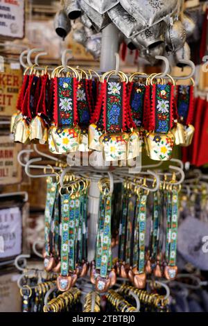 Allemagne, Bavière, haute-Bavière, Berchtesgaden, Schönau am Königssee, magasin de souvenirs, stand de vente, souvenirs, cloches, peint, extérieur Banque D'Images