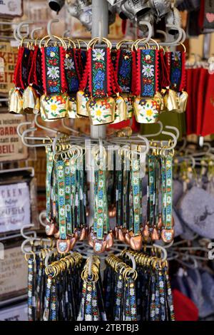 Allemagne, Bavière, haute-Bavière, Berchtesgaden, Schönau am Königssee, magasin de souvenirs, stand de vente, souvenirs, cloches, peint, extérieur Banque D'Images