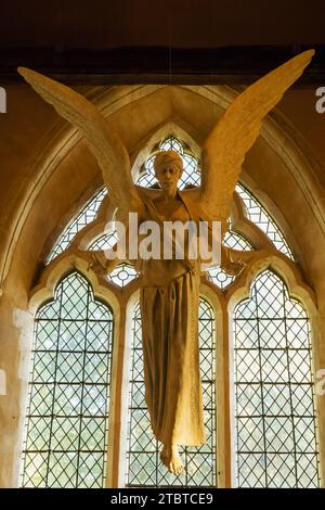 Angleterre, West Sussex, Harting, l'église paroissiale de St Mary et St Gabriel, Sculpture de l'Archange Gabriel par Philip Jackson Banque D'Images