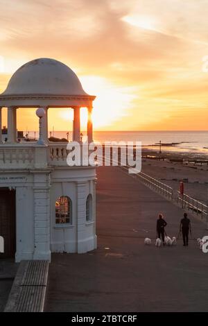 Angleterre, East Sussex, Bexhill-on-Sea, le Pavillon de la Warr et la promenade en bord de mer et la plage à l'aube Banque D'Images