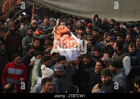 Srinagar Cachemire, Inde. 08 décembre 2023. Les Cachemiris portent le cercueil contenant le corps de l'inspecteur de police indien Masroor Ahmad Wani tué lors de son cortège funèbre à Srinagar. Wani a été grièvement blessé lorsque des militants ont tiré sur lui près de la région d'Eidgah dans le Cachemire central Srinagar le 29 octobre 2023, et a succombé à ses blessures à l'Institut All India des sciences médicales (AIIMS) à Delhi le 07 décembre 2023. Le 08 décembre 2023, Srinagar Cachemire, Inde. (Image de crédit : © Firdous Nazir/eyepix via ZUMA Press Wire) USAGE ÉDITORIAL SEULEMENT! Non destiné à UN USAGE commercial ! Banque D'Images