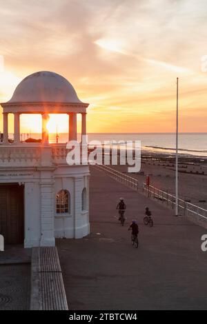 Angleterre, East Sussex, Bexhill-on-Sea, le Pavillon de la Warr et la promenade en bord de mer et la plage à l'aube Banque D'Images