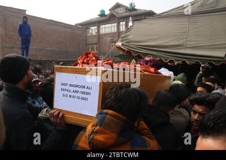 Srinagar Cachemire, Inde. 08 décembre 2023. Les Cachemiris portent le cercueil contenant le corps de l'inspecteur de police indien Masroor Ahmad Wani tué lors de son cortège funèbre à Srinagar. Wani a été grièvement blessé lorsque des militants ont tiré sur lui près de la région d'Eidgah dans le Cachemire central Srinagar le 29 octobre 2023, et a succombé à ses blessures à l'Institut All India des sciences médicales (AIIMS) à Delhi le 07 décembre 2023. Le 08 décembre 2023, Srinagar Cachemire, Inde. (Image de crédit : © Firdous Nazir/eyepix via ZUMA Press Wire) USAGE ÉDITORIAL SEULEMENT! Non destiné à UN USAGE commercial ! Banque D'Images