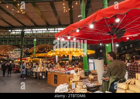 Angleterre, Londres, Southwark, Borough Market, stands de nourriture colorés Banque D'Images