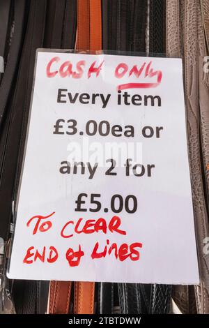 Angleterre, Londres, Covent Garden, enseignes Cash Only sur les points de vente Banque D'Images