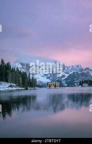 Italie, Vénétie, province de Belluno, municipalité d'Auronzo di Cadore, crépuscule à Misurina avec le paysage reflété dans le lac et le mont Sorapis en arrière-plan, Dolomites Banque D'Images