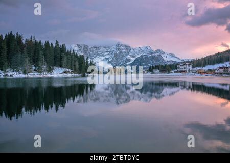 Italie, Vénétie, province de Belluno, municipalité d'Auronzo di Cadore, crépuscule à Misurina avec le paysage reflété dans le lac et le mont Sorapis en arrière-plan, Dolomites Banque D'Images