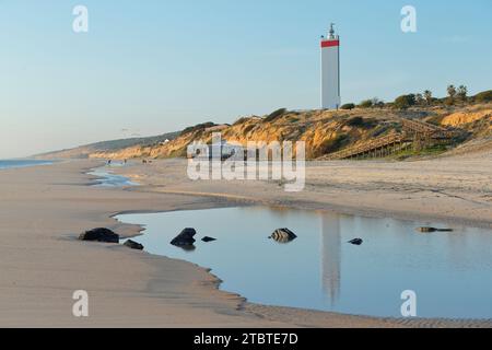 Le phare de Matalascañas, Almonte, Huelva, Andalousie, Espagne, debout au-dessus des dunes au lever du soleil, surplombant l'océan Atlantique et la plage de sable. Banque D'Images