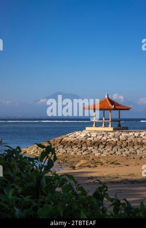 Paysage matinal pris à la plage de sable, vue sur la mer au volcan Mont Agung, panorama du lever du soleil à la plage de sable de Sanur, Bali, Indonésie Banque D'Images