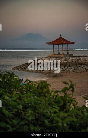 Paysage matinal pris à la plage de sable, vue sur la mer au volcan Mont Agung, panorama du lever du soleil à la plage de sable de Sanur, Bali, Indonésie Banque D'Images