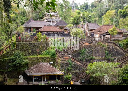 Un petit temple utilisé pour les ablutions saintes, enchanté et couvert de mousse, avec des offrandes, de belles statues et bien plus encore, des sources saintes et de l'eau bénite à Bali, en Indonésie Banque D'Images