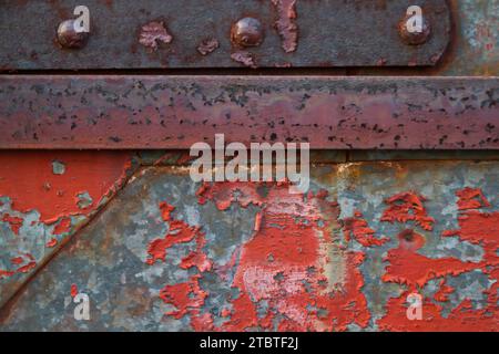 Gros plan texture de métal patiné avec peinture rouge écaillée et rouille Banque D'Images