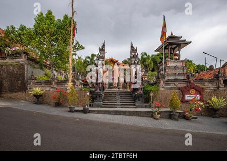 Un temple bouddhiste le soir sous la pluie, le temple Brahmavihara - Arama possède de beaux jardins et abrite également un monastère, des plantes tropicales près de Banjar, Bali Banque D'Images