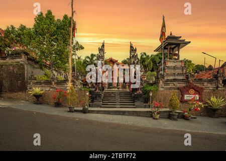 Un temple bouddhiste le soir sous la pluie, le temple Brahmavihara - Arama possède de beaux jardins et abrite également un monastère, des plantes tropicales près de Banjar, Bali Banque D'Images