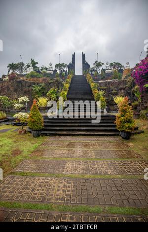 Temple bouddhiste le soir sous la pluie, le temple Brahmavihara-Arama possède de beaux jardins et abrite également un monastère, des plantes tropicales près de Banjar, Bali Banque D'Images