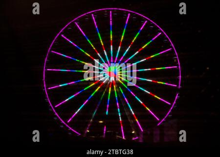 Neon Ferris Wheel Spinning dans Night Sky au Tennessee Carnival Banque D'Images