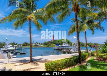 Phare de Jupiter et port à la journée ensoleillée d'été et palmiers, West Palm Beach, Floride Banque D'Images