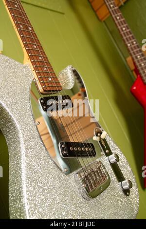 Gros plan de guitare électrique étincelante argentée dans le cadre de Music Studio Banque D'Images