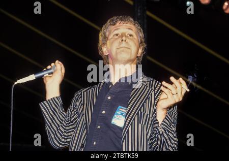 ROBERT POLLARD, GUIDED BY VOICES, 1999 : Robert Pollard de Guided by Voices fume et chante sur la deuxième scène du Festival de Reading, Reading, Royaume-Uni, le 29 août 1999. Le groupe américain vétéran de Dayton, Ohio, était à leur apogée de la tournée avec leur 11e album studio 'Do the Collapse' qui comprenait le single 'Hold On Hope'. Photo : Rob Watkins Banque D'Images