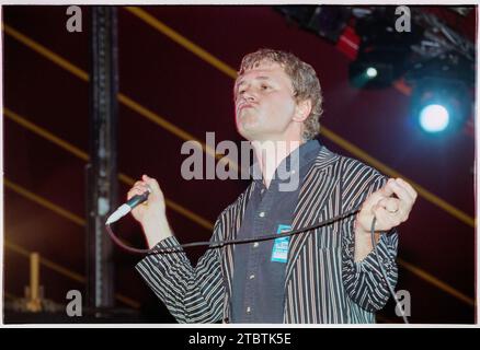 ROBERT POLLARD, GUIDED BY VOICES, 1999 : Robert Pollard de Guided by Voices sur la deuxième scène du Festival de Reading, Reading, Royaume-Uni, le 29 août 1999. Le groupe américain vétéran de Dayton, Ohio, était à leur apogée de la tournée avec leur 11e album studio 'Do the Collapse' qui comprenait le single 'Hold On Hope'. Photo : Rob Watkins Banque D'Images