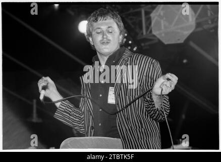 ROBERT POLLARD, GUIDED BY VOICES, 1999 : Robert Pollard de Guided by Voices sur la deuxième scène du Festival de Reading, Reading, Royaume-Uni, le 29 août 1999. Le groupe américain vétéran de Dayton, Ohio, était à leur apogée de la tournée avec leur 11e album studio 'Do the Collapse' qui comprenait le single 'Hold On Hope'. Photo : Rob Watkins Banque D'Images