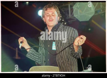 ROBERT POLLARD, GUIDED BY VOICES, 1999 : Robert Pollard de Guided by Voices sur la deuxième scène du Festival de Reading, Reading, Royaume-Uni, le 29 août 1999. Le groupe américain vétéran de Dayton, Ohio, était à leur apogée de la tournée avec leur 11e album studio 'Do the Collapse' qui comprenait le single 'Hold On Hope'. Photo : Rob Watkins Banque D'Images