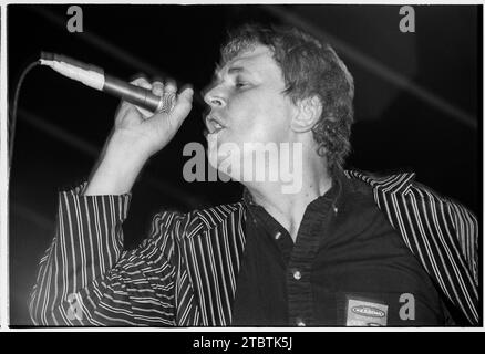 ROBERT POLLARD, GUIDED BY VOICES, 1999 : Robert Pollard de Guided by Voices sur la deuxième scène du Festival de Reading, Reading, Royaume-Uni, le 29 août 1999. Le groupe américain vétéran de Dayton, Ohio, était à leur apogée de la tournée avec leur 11e album studio 'Do the Collapse' qui comprenait le single 'Hold On Hope'. Photo : Rob Watkins Banque D'Images