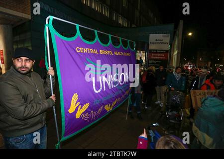 8 décembre 2023. Bristol, Royaume-Uni. Veillée devant la BRI appelant à un cessez-le-feu à Gaza. Photo : Eddie Chalmers/Pathos crédit : Pathos Images/Alamy Live News Banque D'Images