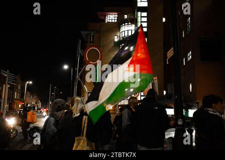 8 décembre 2023. Bristol, Royaume-Uni. Veillée devant la BRI appelant à un cessez-le-feu à Gaza. Photo : Eddie Chalmers/Pathos crédit : Pathos Images/Alamy Live News Banque D'Images