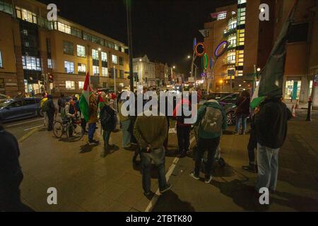 8 décembre 2023. Bristol, Royaume-Uni. Veillée devant la BRI appelant à un cessez-le-feu à Gaza. Photo : Eddie Chalmers/Pathos crédit : Pathos Images/Alamy Live News Banque D'Images