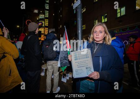 8 décembre 2023. Bristol, Royaume-Uni. Veillée devant la BRI appelant à un cessez-le-feu à Gaza. Photo : Eddie Chalmers/Pathos crédit : Pathos Images/Alamy Live News Banque D'Images