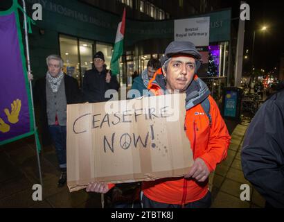 8 décembre 2023. Bristol, Royaume-Uni. Veillée devant la BRI appelant à un cessez-le-feu à Gaza. Photo : Eddie Chalmers/Pathos crédit : Pathos Images/Alamy Live News Banque D'Images