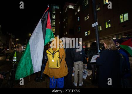 8 décembre 2023. Bristol, Royaume-Uni. Veillée devant la BRI appelant à un cessez-le-feu à Gaza. Photo : Eddie Chalmers/Pathos crédit : Pathos Images/Alamy Live News Banque D'Images