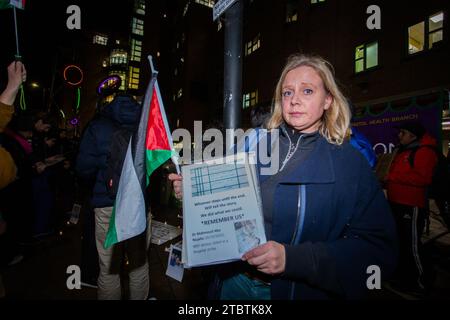 8 décembre 2023. Bristol, Royaume-Uni. Veillée devant la BRI appelant à un cessez-le-feu à Gaza. Photo : Eddie Chalmers/Pathos crédit : Pathos Images/Alamy Live News Banque D'Images