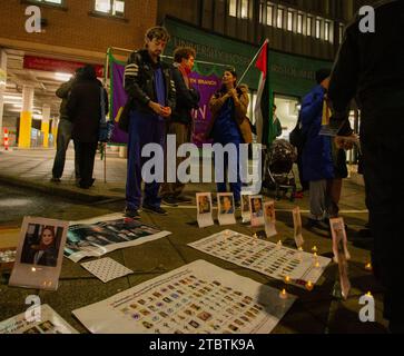 8 décembre 2023. Bristol, Royaume-Uni. Veillée devant la BRI appelant à un cessez-le-feu à Gaza. Photo : Eddie Chalmers/Pathos crédit : Pathos Images/Alamy Live News Banque D'Images