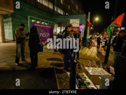 8 décembre 2023. Bristol, Royaume-Uni. Veillée devant la BRI appelant à un cessez-le-feu à Gaza. Photo : Eddie Chalmers/Pathos crédit : Pathos Images/Alamy Live News Banque D'Images