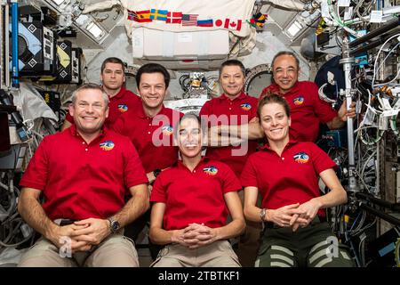 Station spatiale internationale, orbite terrestre. 04 août 2015. L'équipage de sept membres de l'expédition 70 pose pour un portrait à l'intérieur du module de laboratoire Kibo à bord de la Station spatiale internationale, le 6 décembre 2023 en orbite terrestre. Première rangée en partant de la gauche : le commandant Andreas Mogensen de l'ESA, les ingénieurs de vol de la NASA Jasmin Moghbeli et Loral O'Hara. La deuxième rangée est composée des ingénieurs de vol Roscosmos Nikolai Chub, Konstantin Borisov et Oleg Kononenko ; et de l'ingénieur de vol Satoshi Furukawa de la JAXA. Crédit : NASA/NASA/Alamy Live News Banque D'Images