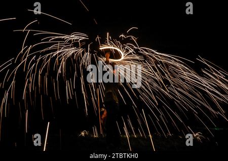 Les festivités de la Saint-Sylvestre de Londres ont régulièrement consisté en un spectacle de feux d'artifice de minuit ; le point central des festivités est la rive sud. Banque D'Images