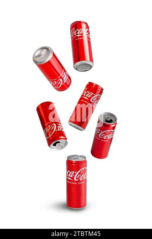 Chisinau, Moldavie décembre 4 2023 : canette en aluminium de Coca-Cola avec des gouttes d'eau isolées sur fond blanc. Groupe de canettes Coca-Cola en vol Banque D'Images