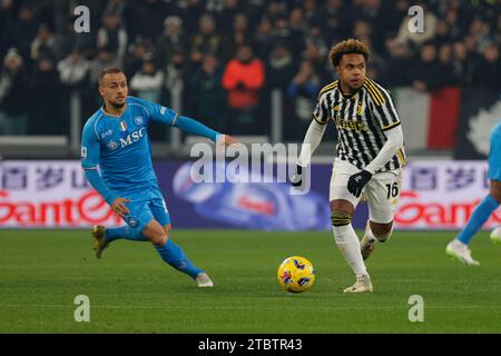 Turin, Piémont, Italie. 8 décembre 2023. Stanislav Lobotka de Napoli Weston McKennie de Juventus lors du match de football Serie A Juventus FC - SSC Napoli, Allianz Stadium le 08 décembre 2023 à Turin, Italie. (Image de crédit : © Ciro de Luca/ZUMA Press Wire) USAGE ÉDITORIAL SEULEMENT! Non destiné à UN USAGE commercial ! Crédit : ZUMA Press, Inc./Alamy Live News Banque D'Images