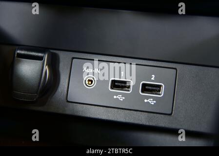 Deux ports USB et entrée audio dans le panneau de la voiture Banque D'Images